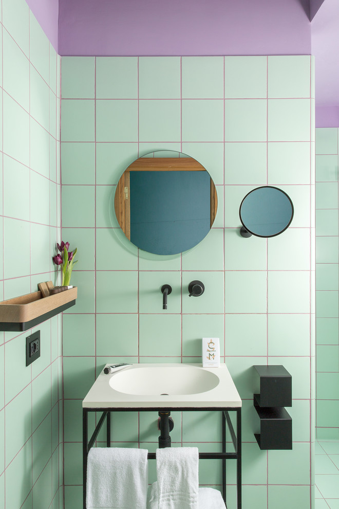 Ejemplo de cuarto de baño actual con baldosas y/o azulejos verdes, paredes púrpuras, lavabo tipo consola y suelo verde