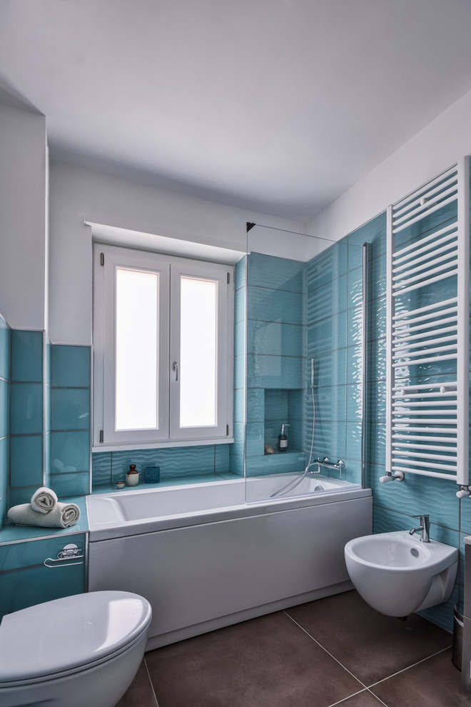 Свежая идея для дизайна: ванная комната в современном стиле с ванной в нише, душем над ванной, биде, синей плиткой, белыми стенами, серым полом и открытым душем - отличное фото интерьера