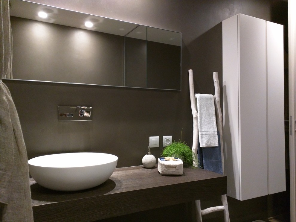 Idées déco pour une salle de bain contemporaine de taille moyenne avec un placard à porte plane, des portes de placard blanches, un mur multicolore, une vasque et un plan de toilette en bois.