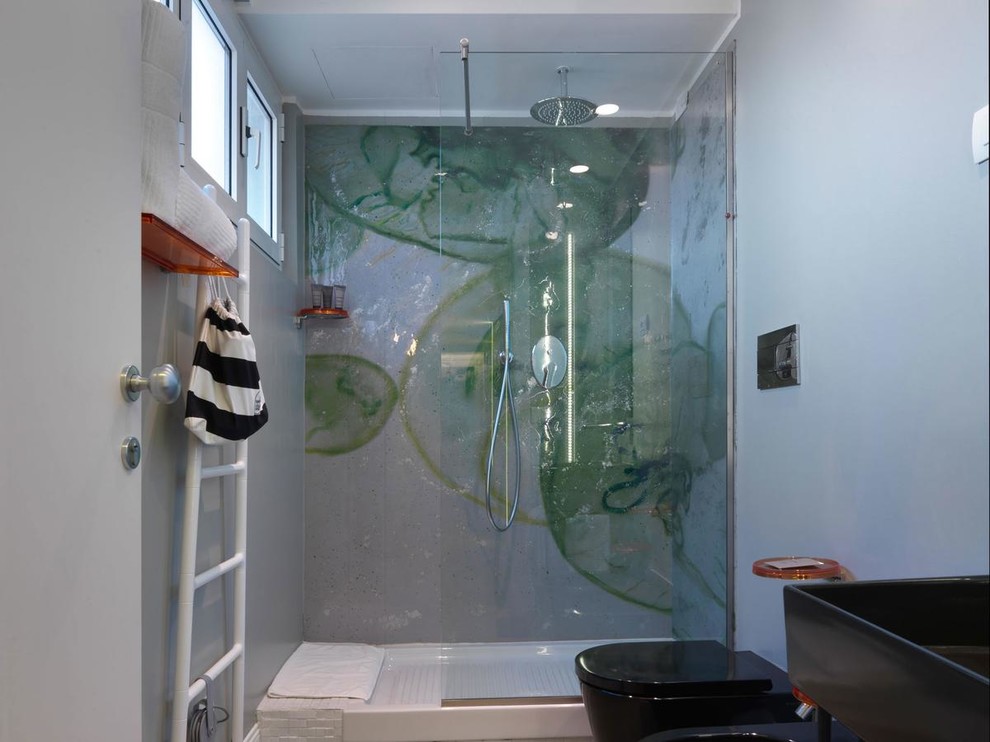 Foto di una stanza da bagno con doccia design con doccia doppia, WC sospeso, pareti grigie, pavimento in gres porcellanato, lavabo rettangolare, pavimento grigio e doccia aperta