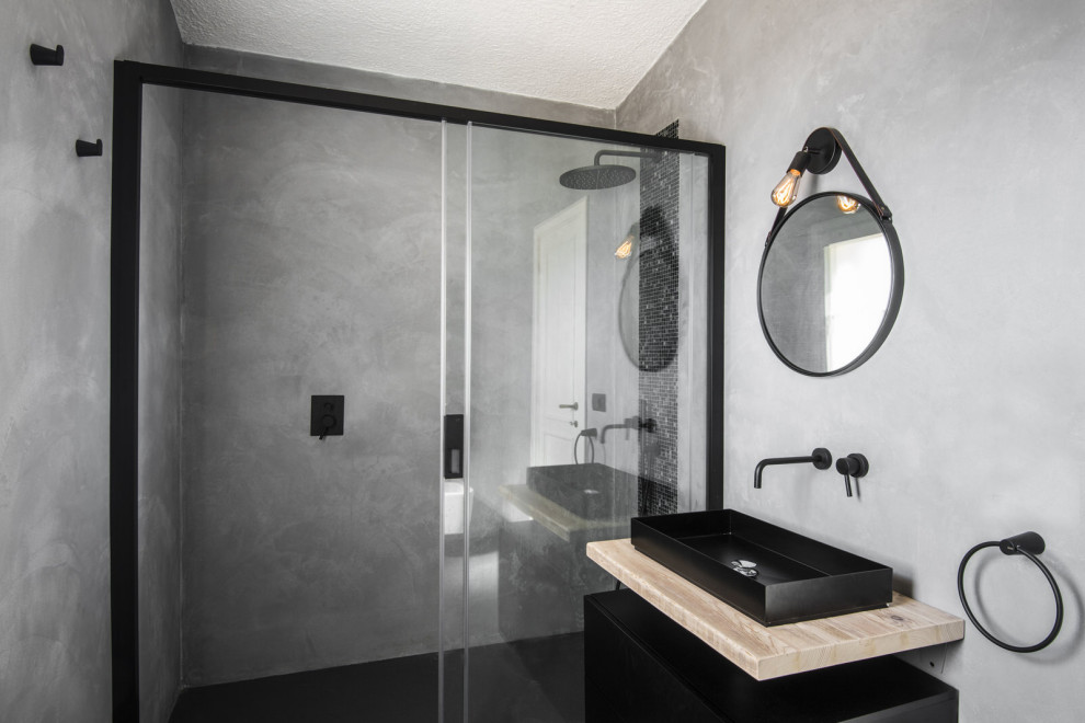 Idee per una stanza da bagno con doccia moderna con ante nere, WC sospeso, pareti grigie, lavabo rettangolare, un lavabo e mobile bagno sospeso