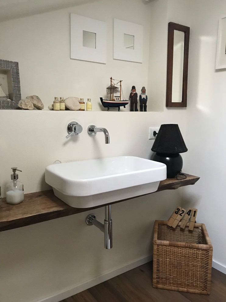 Idee per una stanza da bagno minimal con pareti bianche, pavimento in legno massello medio, lavabo a bacinella, top in legno, pavimento marrone e top marrone