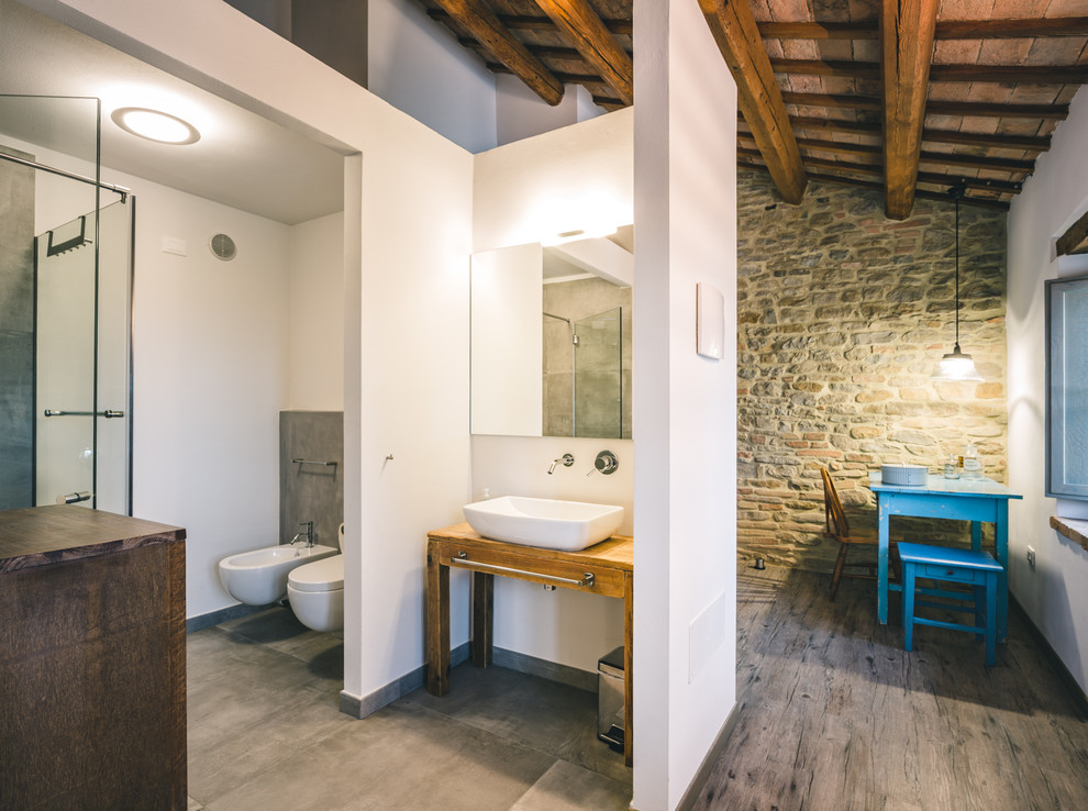 Inspiration pour une salle de bain rustique en bois brun de taille moyenne avec un mur blanc, une vasque, un plan de toilette en bois, un sol gris et un plan de toilette marron.