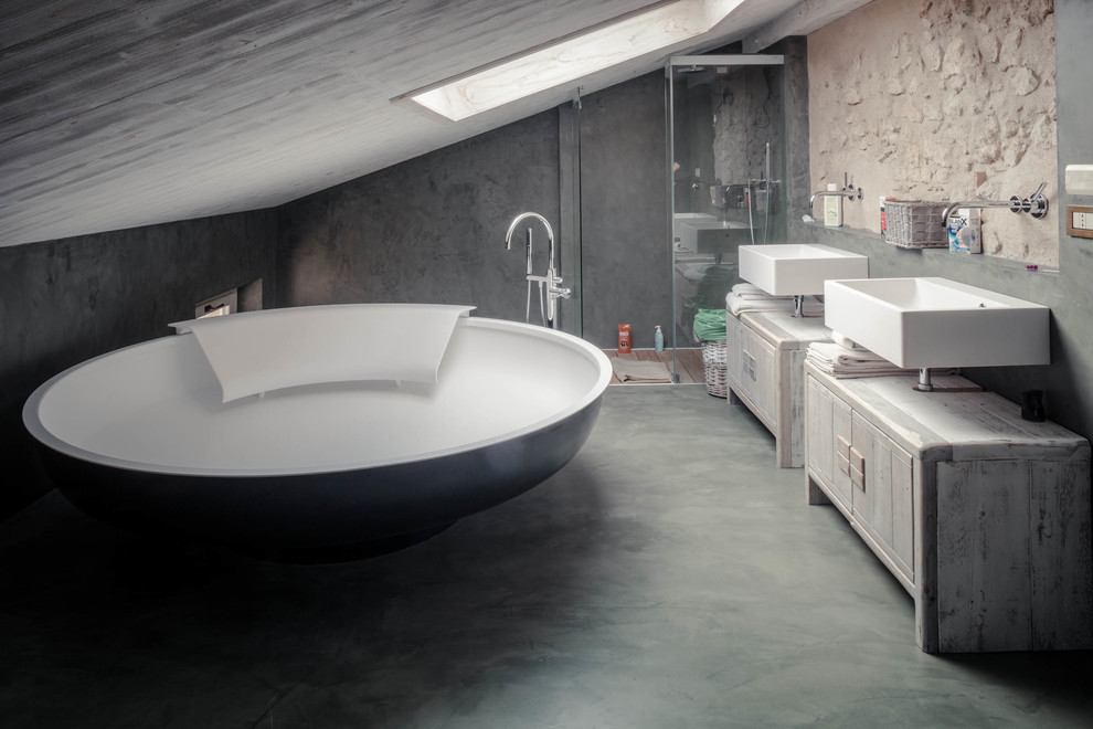 Exempel på ett mycket stort lantligt en-suite badrum, med skåp i slitet trä, en jacuzzi, en hörndusch, ett väggmonterat handfat, träbänkskiva, släta luckor, grå väggar och grått golv