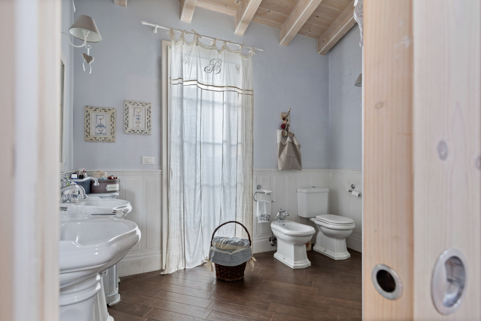 Идея дизайна: большая ванная комната в стиле кантри