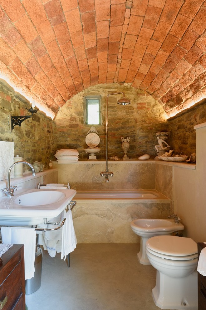 Свежая идея для дизайна: главная ванная комната в стиле кантри с подвесной раковиной, ванной в нише, душем над ванной и биде - отличное фото интерьера