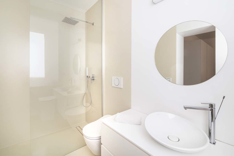 This is an example of a contemporary bathroom in Cagliari.