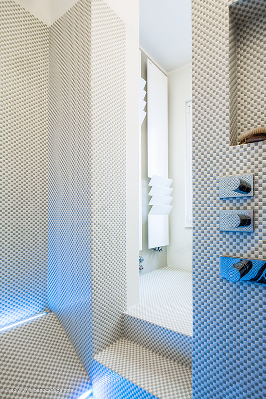 Идея дизайна: большая главная ванная комната в современном стиле с ванной в нише, душем над ванной, раздельным унитазом, бежевой плиткой, плиткой мозаикой, белыми стенами, настольной раковиной и стеклянной столешницей