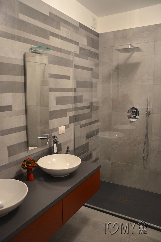 Immagine di una stanza da bagno con doccia moderna di medie dimensioni con ante lisce, ante rosse, doccia a filo pavimento, piastrelle grigie, pavimento in gres porcellanato e lavabo a bacinella