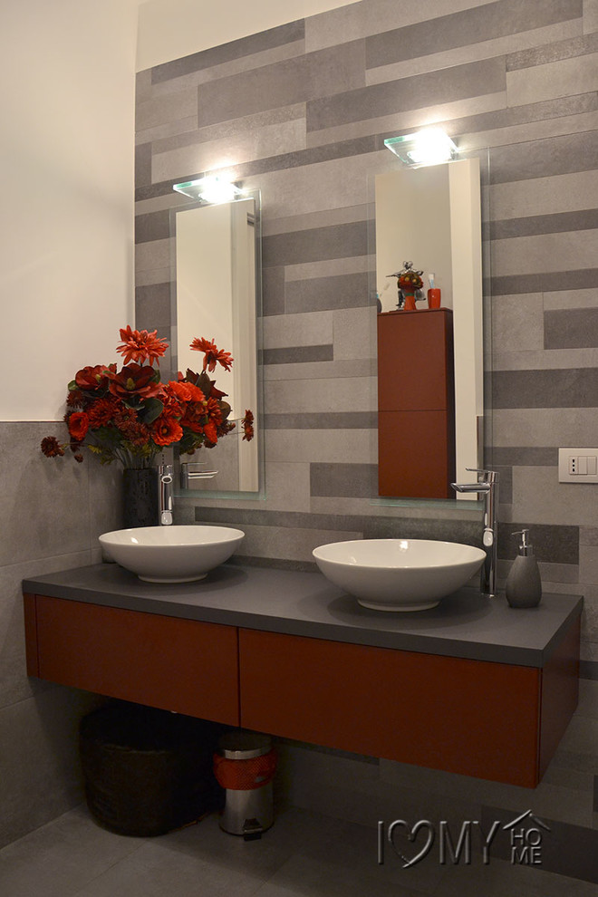 Idée de décoration pour une salle d'eau minimaliste de taille moyenne avec un placard à porte plane, des portes de placard rouges, une douche à l'italienne, un carrelage gris, un sol en carrelage de porcelaine et une vasque.