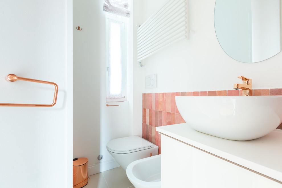 Ispirazione per una piccola stanza da bagno con doccia nordica con ante lisce, ante bianche, doccia alcova, WC sospeso, piastrelle rosa, piastrelle in ceramica, pareti bianche, pavimento in gres porcellanato, lavabo a bacinella, pavimento beige, porta doccia scorrevole, top bianco, un lavabo e mobile bagno sospeso