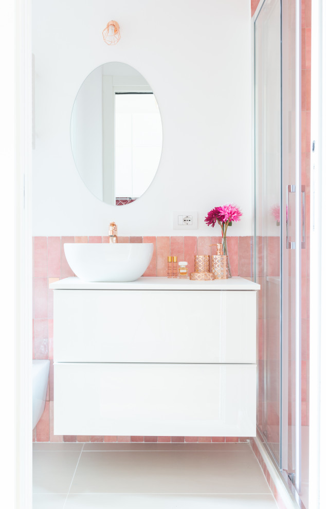 Источник вдохновения для домашнего уюта: маленькая ванная комната в современном стиле с плоскими фасадами, белыми фасадами, душем в нише, розовой плиткой, белыми стенами, настольной раковиной, душем с раздвижными дверями, белой столешницей, душевой кабиной, инсталляцией, керамической плиткой, полом из керамогранита, бежевым полом, тумбой под одну раковину и подвесной тумбой для на участке и в саду