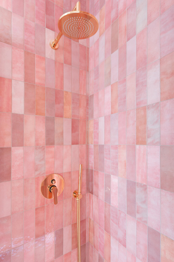 На фото: маленькая ванная комната в скандинавском стиле с плоскими фасадами, белыми фасадами, душем в нише, инсталляцией, розовой плиткой, керамической плиткой, белыми стенами, полом из керамогранита, душевой кабиной, настольной раковиной, бежевым полом, душем с раздвижными дверями, белой столешницей, тумбой под одну раковину и подвесной тумбой для на участке и в саду
