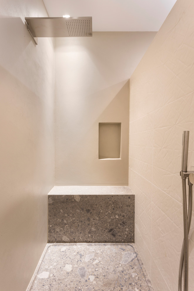 Inspiration for a modern bathroom remodel in Milan