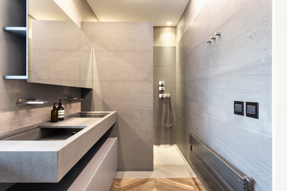Ejemplo de cuarto de baño contemporáneo sin sin inodoro con puertas de armario grises, baldosas y/o azulejos grises, aseo y ducha, lavabo integrado, encimeras grises, suelo gris y ducha abierta
