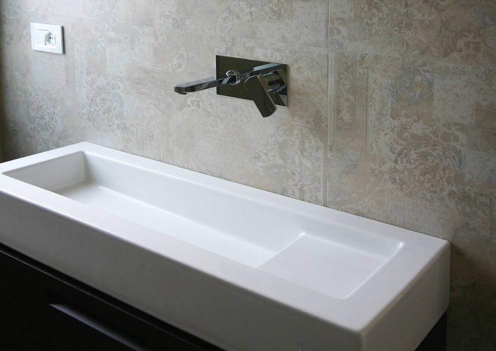 На фото: ванная комната в современном стиле с душем без бортиков, синей плиткой и плиткой мозаикой с