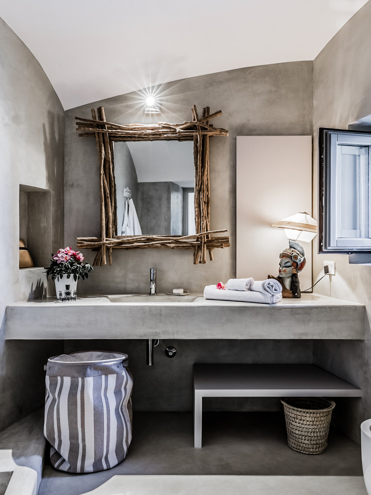 Idee per una stanza da bagno con doccia mediterranea di medie dimensioni con ante grigie, piastrelle grigie, lavabo integrato, pavimento grigio, top grigio, nicchia e mobile bagno sospeso