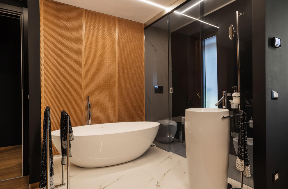 Inspiration för ett stort funkis en-suite badrum, med ett fristående badkar, en dusch i en alkov, svarta väggar, klinkergolv i porslin, beiget golv och dusch med gångjärnsdörr