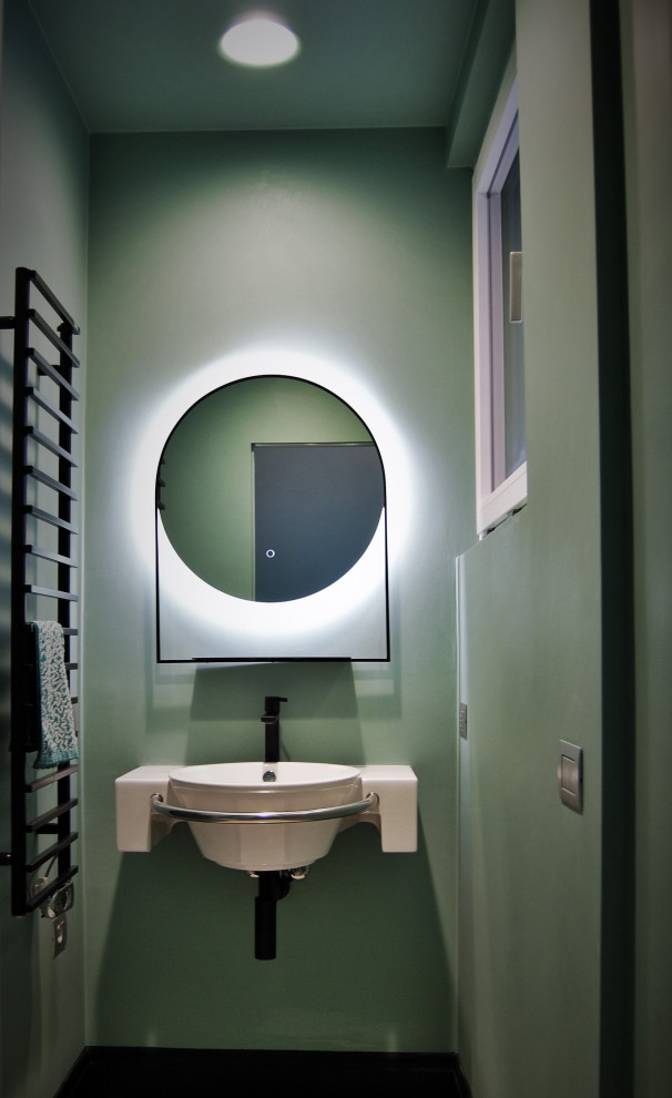 Imagen de cuarto de baño único contemporáneo pequeño con puertas de armario blancas, paredes verdes, aseo y ducha, lavabo suspendido y encimeras blancas