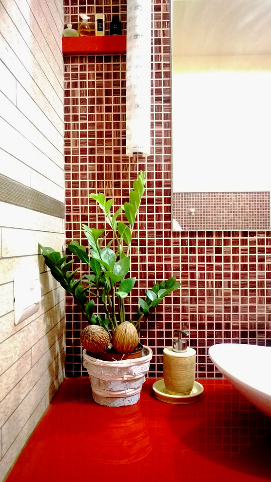 Стильный дизайн: главная ванная комната среднего размера в стиле фьюжн с плоскими фасадами, красными фасадами, угловой ванной, инсталляцией, бежевой плиткой, удлиненной плиткой, белыми стенами, полом из керамогранита, настольной раковиной, столешницей из искусственного камня, бежевым полом и красной столешницей - последний тренд
