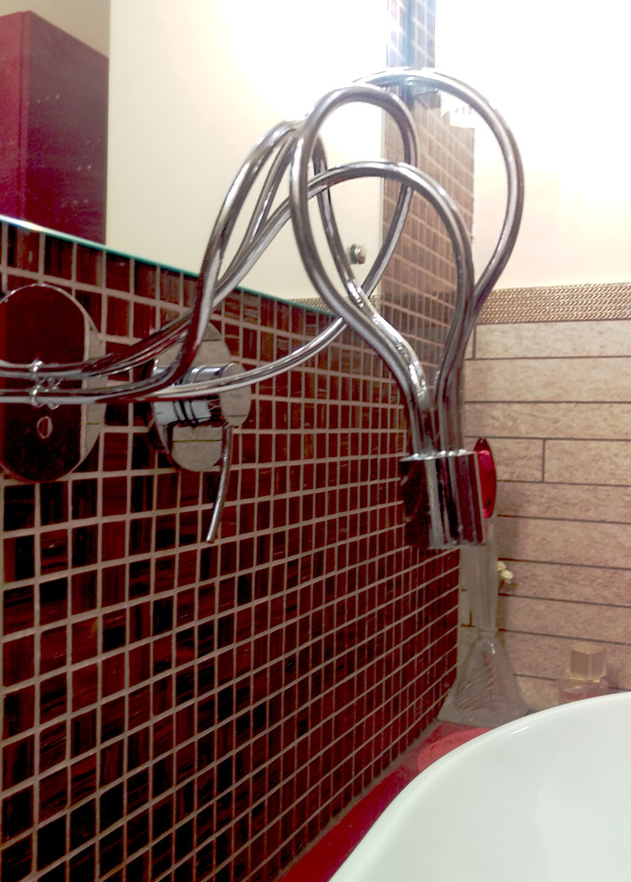 Idéer för ett mellanstort eklektiskt röd en-suite badrum, med släta luckor, röda skåp, ett hörnbadkar, en vägghängd toalettstol, beige kakel, stickkakel, vita väggar, klinkergolv i porslin, ett fristående handfat, bänkskiva i akrylsten och beiget golv