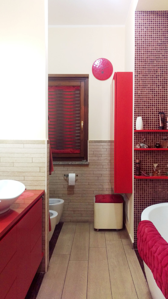 Источник вдохновения для домашнего уюта: главная ванная комната среднего размера в стиле фьюжн с плоскими фасадами, красными фасадами, угловой ванной, инсталляцией, бежевой плиткой, удлиненной плиткой, белыми стенами, полом из керамогранита, настольной раковиной, столешницей из искусственного камня, бежевым полом и красной столешницей