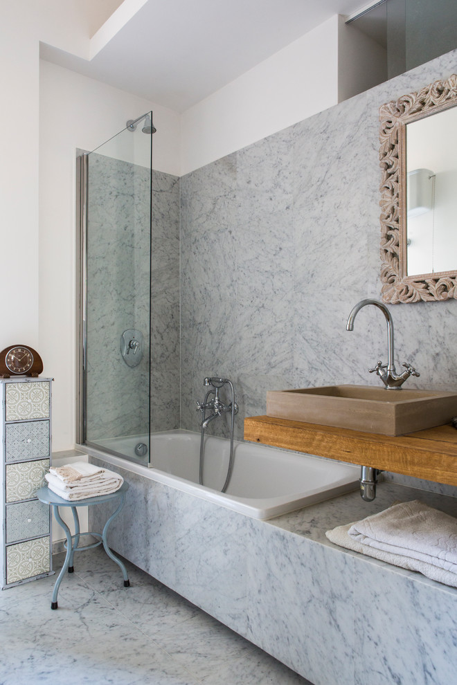 Modernes Badezimmer mit Einbaubadewanne, Duschbadewanne, grauen Fliesen, weißer Wandfarbe, Aufsatzwaschbecken und offener Dusche in Rom