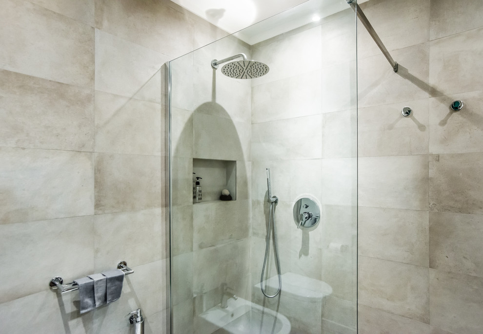 Modelo de cuarto de baño principal urbano de tamaño medio con ducha abierta, baldosas y/o azulejos beige, baldosas y/o azulejos de porcelana, paredes blancas y ducha abierta