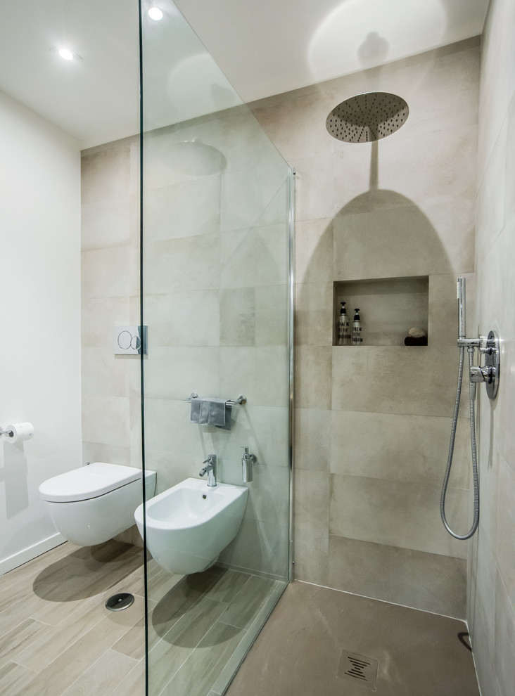Idéer för mellanstora industriella en-suite badrum, med en öppen dusch, en vägghängd toalettstol, beige kakel, porslinskakel, vita väggar, ljust trägolv, beiget golv och med dusch som är öppen