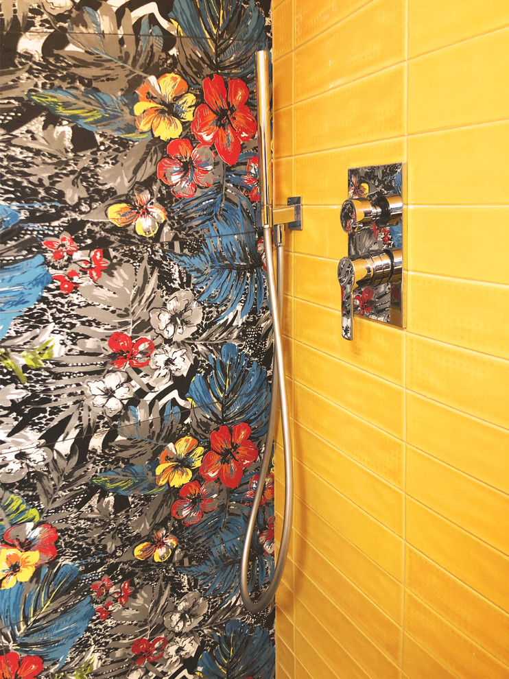 Modern inredning av ett litet svart svart badrum med dusch, med öppna hyllor, svarta skåp, en dusch i en alkov, en bidé, gul kakel, keramikplattor, vita väggar, klinkergolv i porslin, ett konsol handfat, bänkskiva i kvarts, svart golv och dusch med gångjärnsdörr