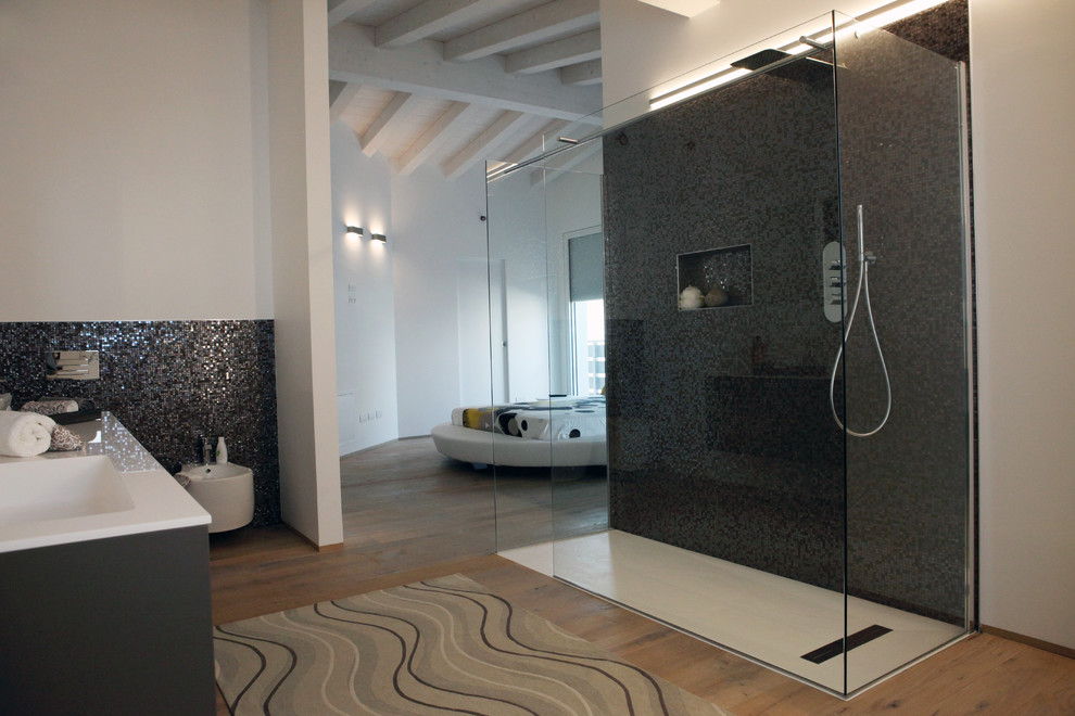 Mittelgroßes Shabby-Look Badezimmer mit schwarzen Schränken, offener Dusche, grauen Fliesen, Mosaikfliesen, braunem Holzboden, Wandwaschbecken, braunem Boden und offener Dusche in Venedig