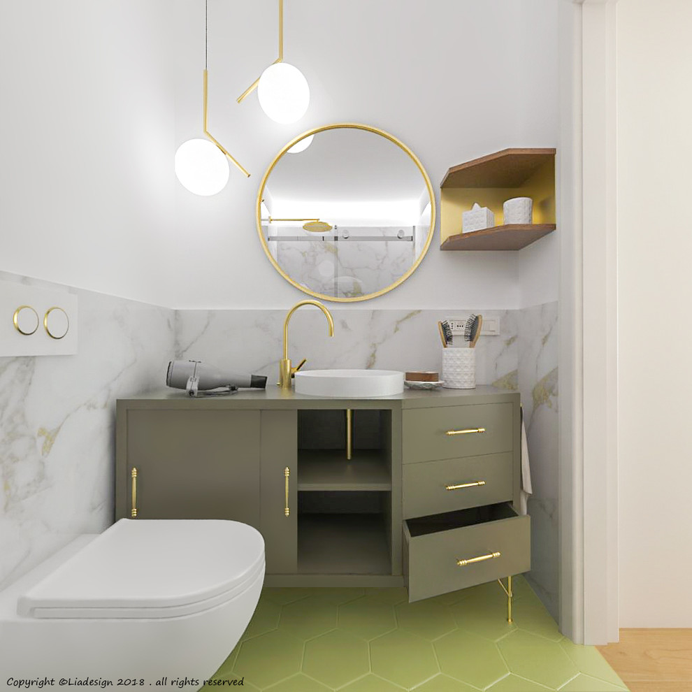 Exemple d'une petite salle de bain tendance avec des portes de placards vertess, WC séparés, un carrelage blanc, du carrelage en marbre, un mur blanc, tomettes au sol, une vasque, un plan de toilette en stratifié, un sol blanc et une cabine de douche à porte coulissante.