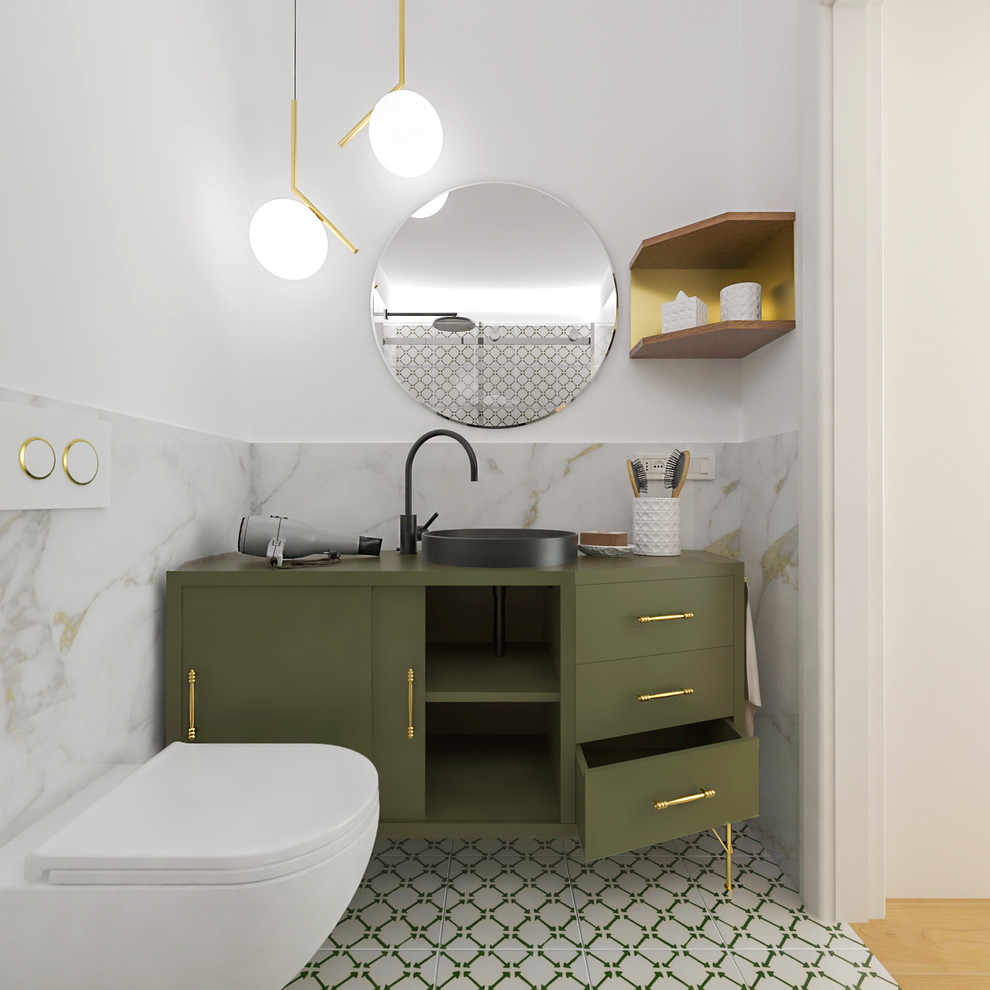 Пример оригинального дизайна: маленькая ванная комната в современном стиле с зелеными фасадами, душем в нише, раздельным унитазом, белой плиткой, мраморной плиткой, белыми стенами, полом из терракотовой плитки, душевой кабиной, настольной раковиной, столешницей из ламината, белым полом и душем с раздвижными дверями для на участке и в саду