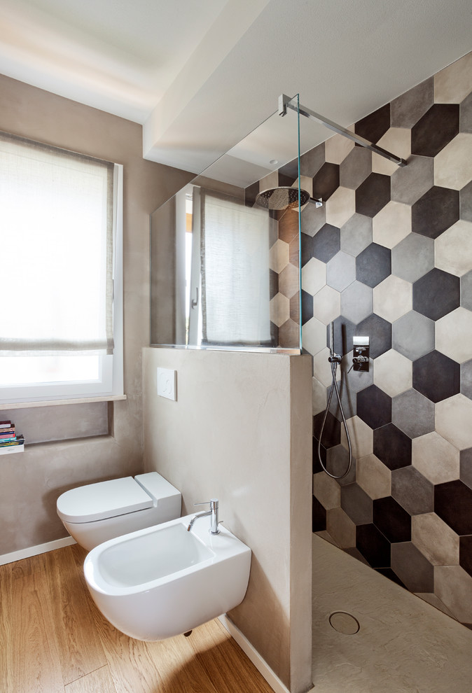 Eklektisches Badezimmer mit bodengleicher Dusche, Wandtoilette mit Spülkasten, schwarz-weißen Fliesen, grauen Fliesen, grauer Wandfarbe und braunem Holzboden in Sonstige