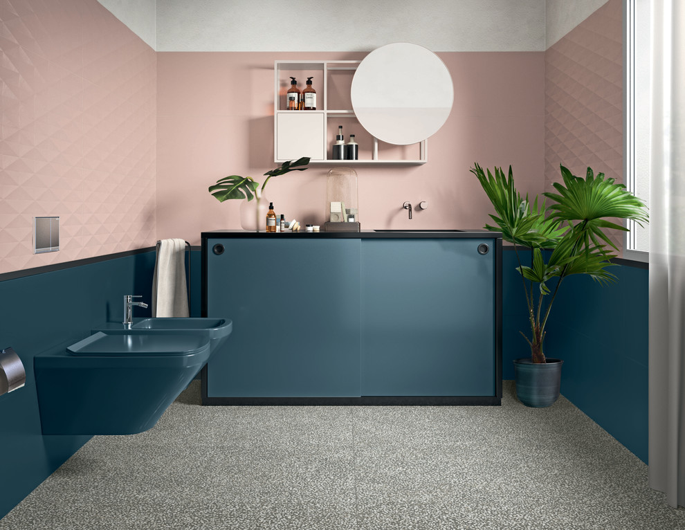 他の地域にあるおしゃれな浴室 (ピンクの壁、磁器タイルの床、グレーの床) の写真