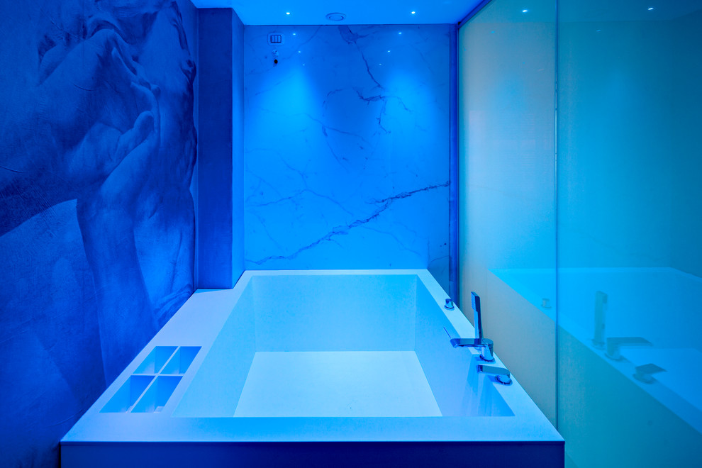 Пример оригинального дизайна: главная ванная комната среднего размера в современном стиле с белыми фасадами, отдельно стоящей ванной, инсталляцией, серой плиткой, керамогранитной плиткой, настольной раковиной и столешницей из дерева
