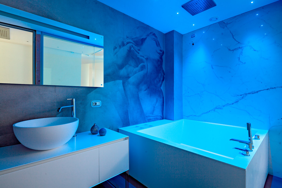 Esempio di una stanza da bagno padronale minimal di medie dimensioni con ante bianche, lavabo a bacinella, ante lisce e vasca ad angolo
