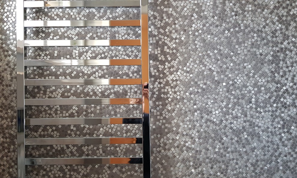 Immagine di una stanza da bagno con doccia contemporanea di medie dimensioni con ante lisce, ante grigie, piastrelle beige, pareti grigie, parquet chiaro, pavimento marrone e top bianco