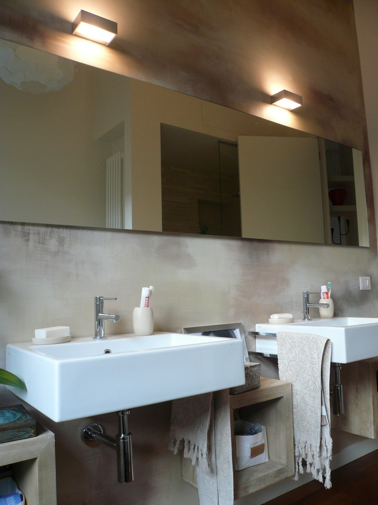 Imagen de cuarto de baño principal romántico pequeño con paredes marrones