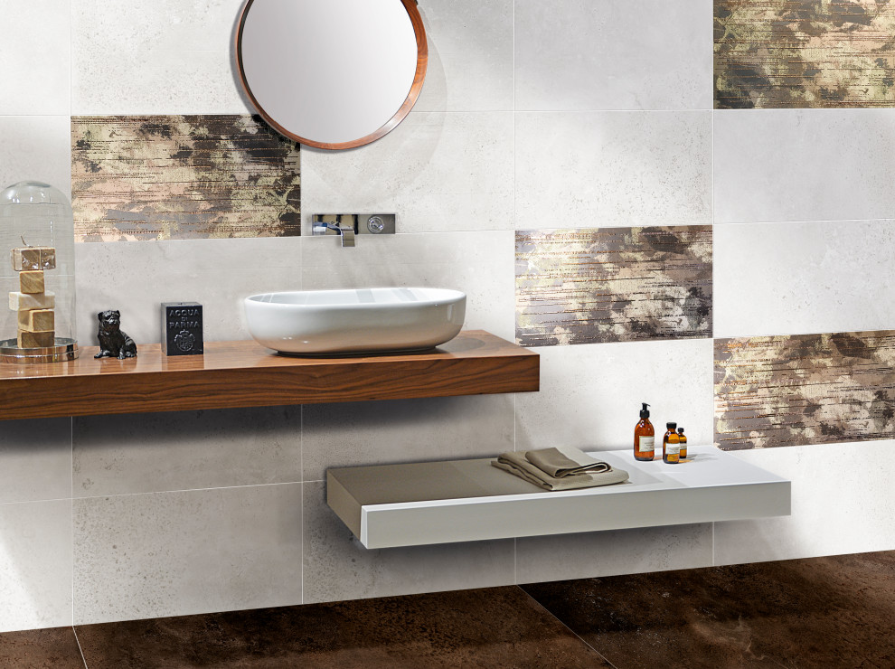Inredning av ett industriellt mellanstort brun brunt badrum med dusch, med skåp i mörkt trä, vit kakel, porslinskakel, klinkergolv i porslin, ett fristående handfat, träbänkskiva och brunt golv