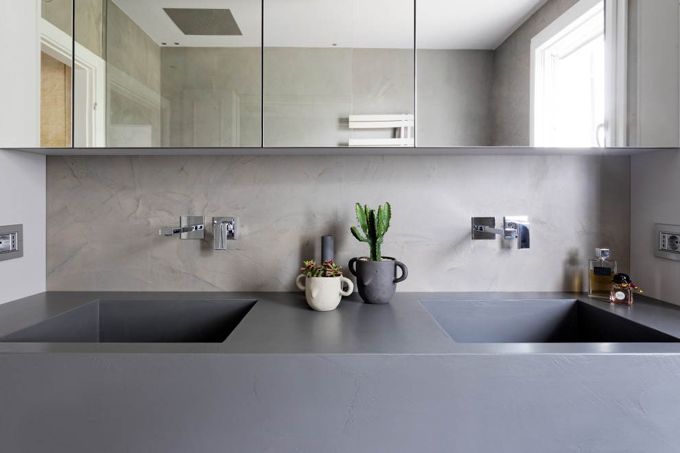 Idéer för mycket stora eklektiska grått badrum med dusch, med luckor med upphöjd panel, vita skåp, en öppen dusch, en toalettstol med separat cisternkåpa, grå väggar, ljust trägolv, ett integrerad handfat, bänkskiva i betong och med dusch som är öppen