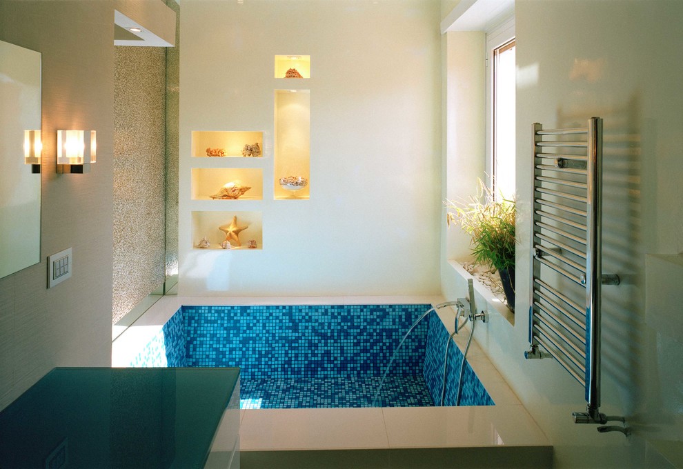 Idéer för ett mellanstort modernt vit en-suite badrum, med släta luckor, vita skåp, ett fristående badkar, en dusch/badkar-kombination, vit kakel, kakel i småsten, vita väggar, vinylgolv, träbänkskiva, turkost golv och med dusch som är öppen