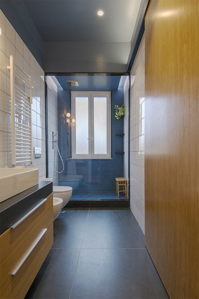 На фото: главная ванная комната среднего размера в стиле модернизм с светлыми деревянными фасадами, душем в нише, биде, белой плиткой, синими стенами, полом из керамогранита, раковиной с несколькими смесителями, столешницей из кварцита, серым полом и открытым душем