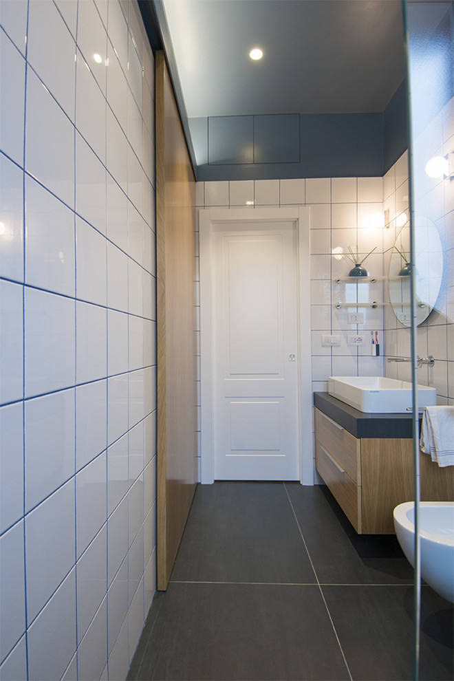 Idee per una grande stanza da bagno con doccia moderna con ante in legno chiaro, doccia alcova, bidè, piastrelle bianche, pareti blu, pavimento in gres porcellanato, lavabo rettangolare, top in quarzite, pavimento grigio e top grigio