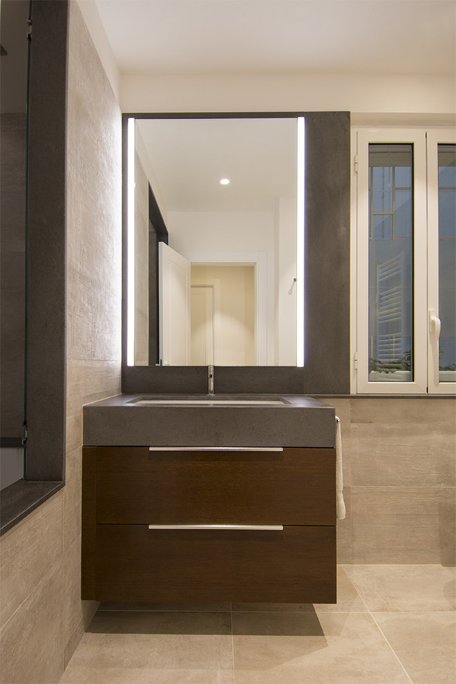 Cette image montre une grande salle d'eau minimaliste en bois clair avec une baignoire en alcôve, un bidet, un carrelage blanc, un mur blanc, un sol en carrelage de porcelaine, un lavabo posé, un plan de toilette en quartz, un sol beige et un plan de toilette gris.