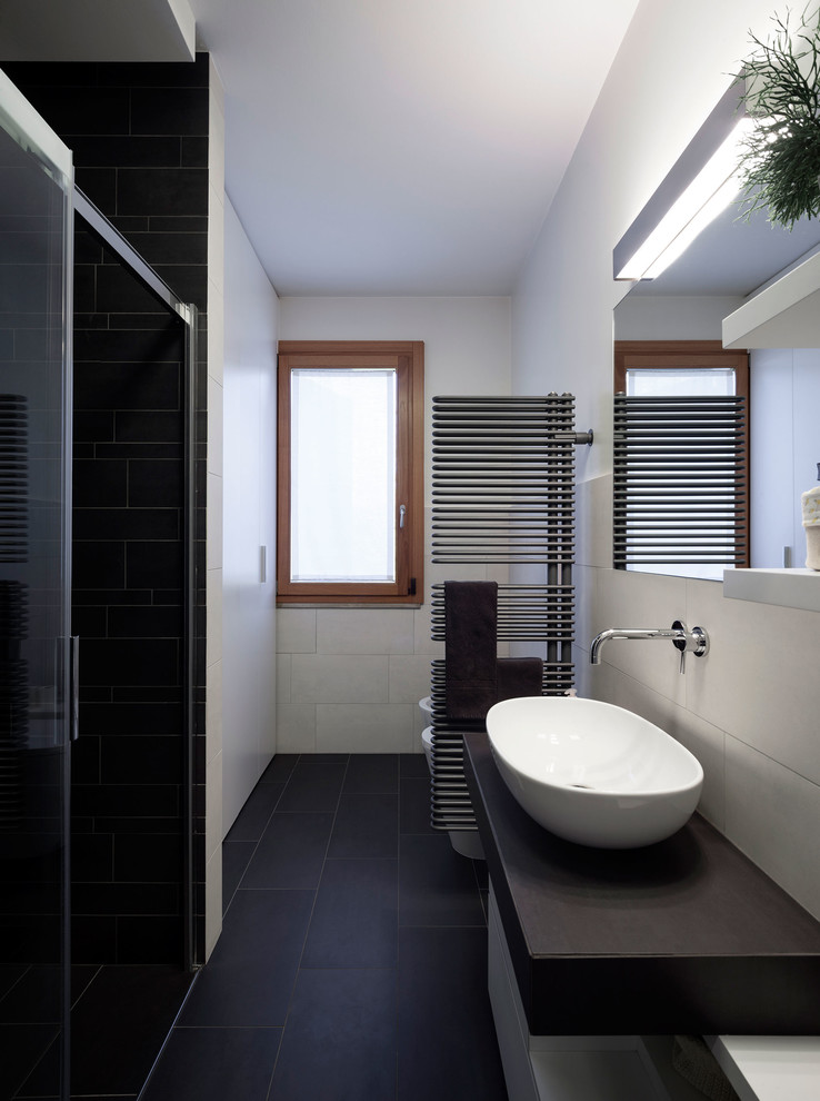 Idee per una stretta e lunga stanza da bagno con doccia contemporanea di medie dimensioni con piastrelle bianche, pareti bianche, lavabo a bacinella, piastrelle in ceramica e porta doccia scorrevole