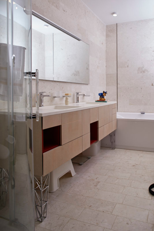 Cette photo montre une petite salle de bain moderne en bois clair pour enfant avec une baignoire en alcôve et une grande vasque.