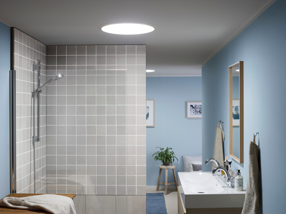 Foto di una stanza da bagno minimalista con pareti blu