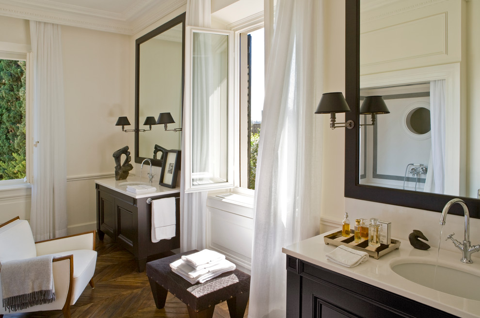 Ejemplo de cuarto de baño principal clásico con puertas de armario de madera en tonos medios