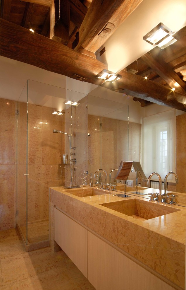 Immagine di una grande stanza da bagno con doccia minimalista con ante lisce, ante in legno chiaro, doccia ad angolo, lastra di pietra, pareti bianche, lavabo integrato e top in granito